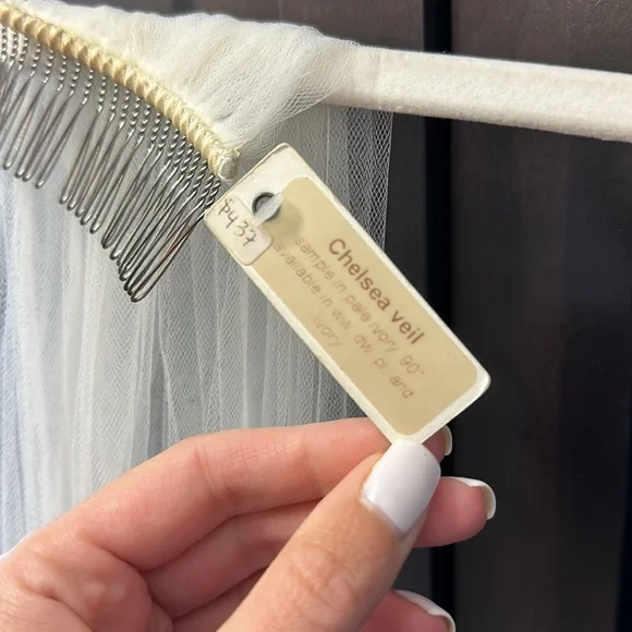 Sara Gabriel Floral Lace Chelsea Veil, pale ivory 90 inches - Picture 9 of 12